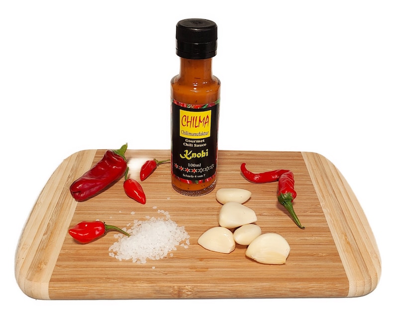 Knobi von Chilma, 100ml., als Tischwürze, zum Kochen oder Marinieren. Chilisauce Schärfe 5 von 7. Scharf. Chilisauce mit viel Knoblauch. Bild 1