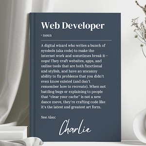 Puede incluir: Una ilustración azul y blanca de una definición de diccionario para "Desarrollador Web". La definición describe a un desarrollador web como un mago digital que escribe código para hacer funcionar Internet. La ilustración está firmada "Charlie".