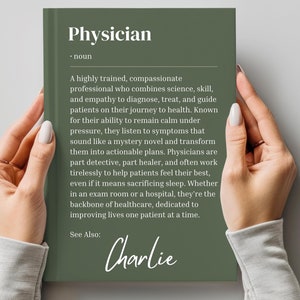 Könnte beinhalten: Eine grüne Karte mit dem Wort "Physician" in weißer Schrift oben. Die Karte definiert das Wort "Physician" als einen hochqualifizierten, mitfühlenden Fachmann, der Wissenschaft, Können und Empathie kombiniert, um Patienten auf ihrem Weg zur Gesundheit zu diagnostizieren, zu behandeln und zu begleiten. Die Karte sagt auch "Siehe auch: Charlie".