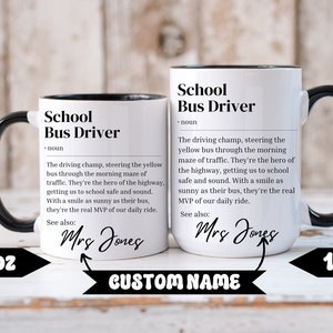 Peut inclure: Deux tasses en céramique blanche avec des poignées noires et une bordure noire. Les tasses portent le texte "School Bus Driver" et une définition du terme. Les tasses sont étiquetées avec le texte "11oz" et "15oz". Le texte "CUSTOM NAME" est imprimé sous les tasses.