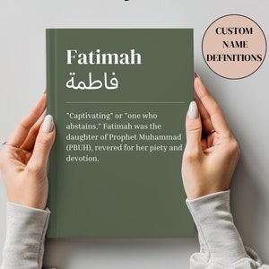 Pode incluir: Um livro verde com o nome "Fatimah" e sua tradução árabe "فاطمة" escritos em branco. O livro também inclui uma definição do nome, indicando que significa "Cativante" ou "a que se abstém". Também menciona que Fatimah foi a filha do Profeta Maomé (que a paz esteja com ele), reverenciada por sua piedade e devoção.