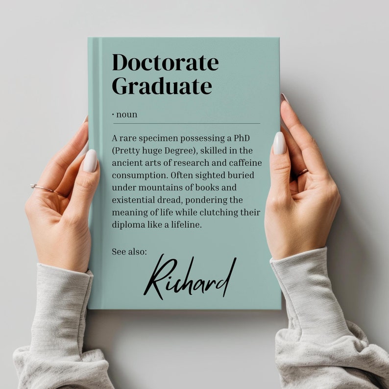以下が含まれることがあります： 「Doctorate Graduate」というテキストと、その用語の定義が書かれた薄い青色の本。本には「関連項目: Richard」というテキストも含まれています。