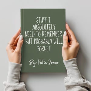 Può includere: Un diario verde con il testo "Stuff I Absolutely Need To Remember But Probably Will Forget" e "By Katie Jones" in lettere bianche.