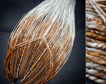 Conjunto de rastas vikingas con efecto degradado otoñal – Extensiones de rastas sintéticas de ganchillo SE/DE en tonos marrón, naranja y blanco, hechas a mano, estilo boho, ideales para festivales y cosplay.