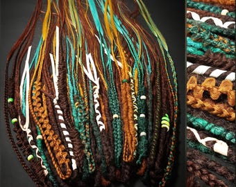 Trenzas vikingas bohemias con rastas: extensiones de cabello texturizado de crochet de una o dos puntas en colores otoñales, naranja, marrón y verde.