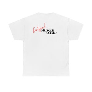 Puede incluir: Camiseta blanca con el texto "Certified Muscle Mami" en letras rojas y negras.
