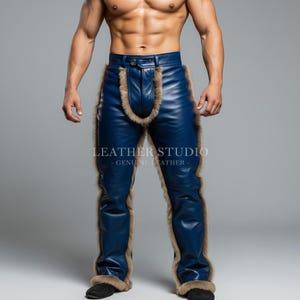 Könnte beinhalten: Blaue Lederhose mit Fellbesatz. Die Hose hat einen Knopfverschluss und eine Gürtelschlaufe. Der Text "LEATHER STUDIO - GENUINE LEATHER" ist sichtbar.
