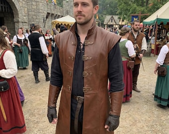 Colete túnica longo masculino artesanal em couro marrom com fivela frontal, estilo medieval, sem mangas, para fantasia, LARP, cosplay de ranger e guerreiro.