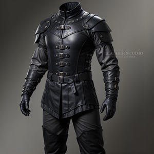 Op de afbeelding: Zwart leren harnasset met een hoge kraag, schouderstukken en meerdere gespen. De set bevat een jas, een broek, handschoenen en een riem. De tekst "LEATHER STUDIO GENUINE LEATHER" is zichtbaar.
