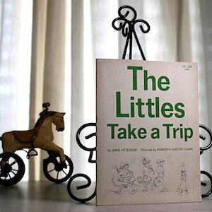 Primera edición, Los pequeños hacen un viaje de John Peterson, ilustraciones de Roberta Carter Clark, 1968 - Libro infantil vintage - Ilustrado