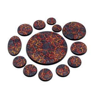 Pode incluir: Uma coleção de onze bases em miniatura circulares e ovais com uma superfície de lava texturizada. Cada base exibe um padrão de segmentos de rocha cinza-escuro rachados, separados por fissuras de magma laranja e amarelo brilhante.
