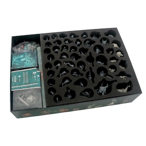 Pode incluir: Um conjunto de três canecas de cerâmica com acabamento fosco e salpicado. As canecas são em tons de creme, castanho claro e castanho escuro. Cada caneca tem um design simples e minimalista e uma alça arredondada.