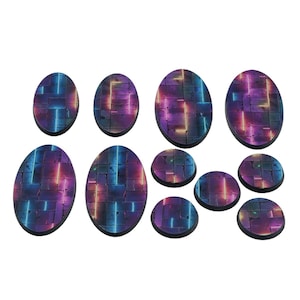 Op de afbeelding: Een set van 10 ronde en ovale miniaturen-spelbases met een neonontwerp. De bases zijn geschilderd in een donkerpaarse, blauwe en roze kleurstelling met een patroon van neonlichten.