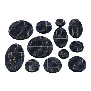 Peut inclure: Un ensemble de 12 bases de jeu rondes et ovales en marbre noir et or. Les bases sont faites d'un matériau durable et sont parfaites pour une utilisation avec des figurines miniatures.