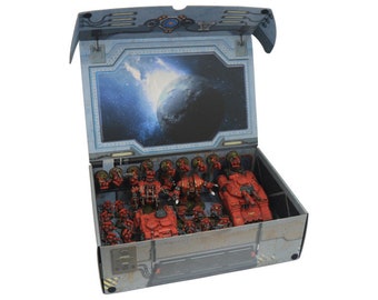 Strike Force-låda med extra metallplatta fäst på insidan av baksidan (Sci-fi)