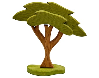 Op de afbeelding: Een houten speelgoedboom met een bruine stam en groene bladeren. De boom staat op een groene basis.