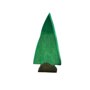 Könnte beinhalten: Ein hölzerner Spielzeugbaum mit einer grünen dreieckigen Spitze und einer braunen Basis.
