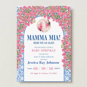 Puede incluir: Una invitación para un baby shower con un arco floral de flores rosas y una bola de discoteca. El texto dice "MAMMA MIA!" e incluye los detalles del evento, como los nombres de los padres y del bebé, la fecha, la hora y la dirección.