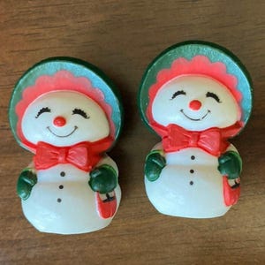 Figuras navideñas vintage de muñeco de nieve y mujer de Hallmark Happy Merry