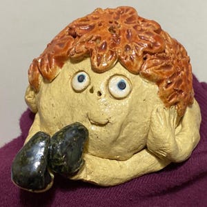 Troll gobelin aux cheveux roux assis Unique rare rare goblincore marqué signé H/K