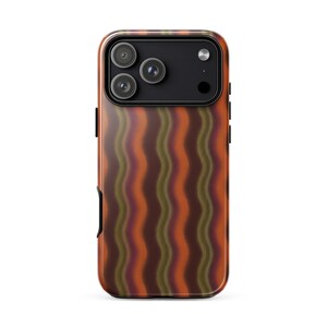Peut inclure: Une coque de smartphone présentant un motif ondulé vertical répétitif dans des tons orange brûlé, brun foncé et vert olive. La coque possède une découpe rectangulaire noire pour le module photo en haut, abritant trois objectifs et un flash.