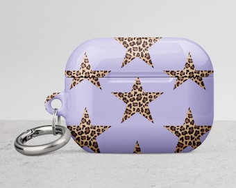 Capa para AirPods com estampa de leopardo lavanda e estrelas, estilo glamouroso dos anos 2000.