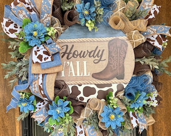 Guirnalda Howdy Y'all para puerta, corona de granja, corona del oeste, corona de botas de vaquero, decoración de vaquero, regalo de vaquera, decoración del oeste, decoración con huellas de vaca