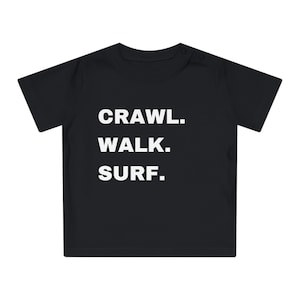 Krabbel. SPAZIERGANG. SURFEN. Baby T-Shirt