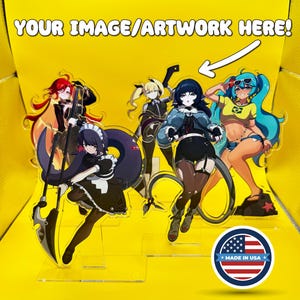 Puede incluir: Expositores acrílicos con personajes de estilo anime con cabello y atuendos vibrantes. Los personajes se muestran sobre soportes transparentes sobre un fondo amarillo brillante. El texto "YOUR IMAGE/ARTWORK HERE!" está en la parte superior, con una pegatina "Made in USA" en la parte inferior.