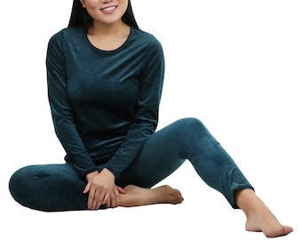 ToBeInStyle Women's Soft Velvet Long Sleeve Top and Bottom Thermal Set