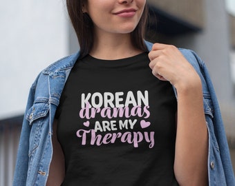 Camicia Kdrama, T-shirt dramma coreana, I drammi coreani sono la mia terapia, Camicia amante Kdrama, Kdrama terapia, Camicia Kdrama carina, Regalo Kdrama carino