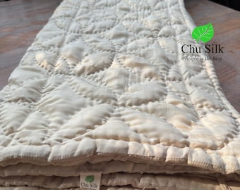 This quilted silk blanket by silkworms themselves, pure silk beige, hand-stitched with a double diamond pattern.