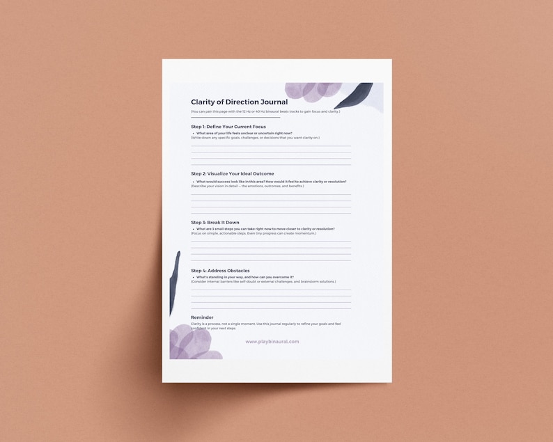 Op de afbeelding: Een printbaar werkblad met de titel "Duidelijkheid van richting Journal" met een paars en zwart aquarelontwerp. Het werkblad omvat vier stappen om je te helpen je huidige focus te defini&euml;ren, je ideale resultaat te visualiseren, het te verdelen en obstakels aan te pakken.