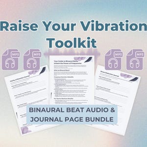 Puede incluir: Un paquete de productos digitales con el título "Raise Your Vibration Toolkit". El paquete incluye archivos de audio de ritmo binaural y páginas de diario. Los archivos de audio están representados por iconos MP3 con auriculares. Las páginas del diario se titulan "Clarity of Direction Journal", "Stress Reduction Journal" y "Your Guide to Binaural Beats".