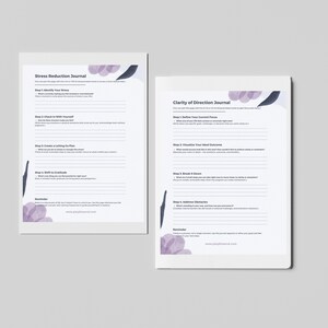 Op de afbeelding: Twee afdrukbare journalpagina's met een paars aquarelontwerp. De eerste pagina is getiteld "Stressreductie Journal" en de tweede pagina is getiteld "Duidelijkheid van richting Journal".