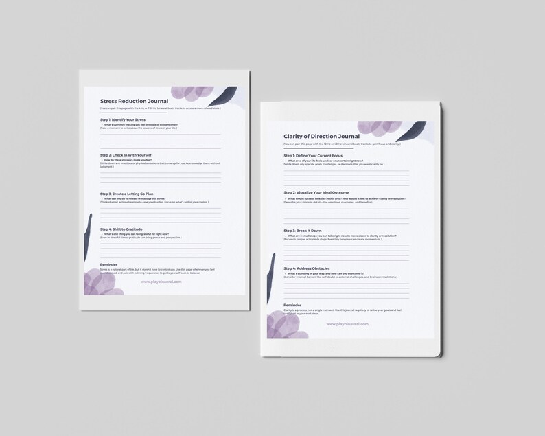 Op de afbeelding: Twee afdrukbare journalpagina's met een paars aquarelontwerp. De eerste pagina is getiteld "Stressreductie Journal" en de tweede pagina is getiteld "Duidelijkheid van richting Journal".