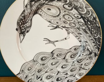 Plato llano de pavo real de Anthropologie con ribete dorado, blanco y negro, 25 cm