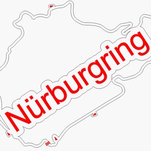 Könnte beinhalten: Weißer Aufkleber mit dem Umriss der Rennstrecke Nürburgring und dem Wort "Nürburgring" in Rot, schräg über dem Design. Der Streckenumriss ist schwarz mit roten Akzenten.