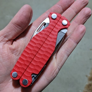ENDAST VÅGAR - Leatherman Charge G10 Våg - Röd