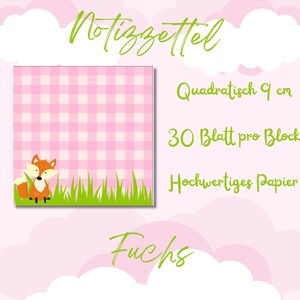 Könnte beinhalten: Quadratischer Notizblock mit rosa Vichy-Muster und einer Cartoon-Fuchs-Illustration. Der Notizblock ist 9 cm groß und enthält 30 Blatt. Der Text auf dem Notizblock lautet "Notizzettel" und "Fuchs".