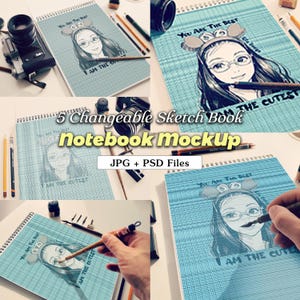 Könnte beinhalten: Fünf verschiedene Mockups eines blau-weißen karierten Skizzenbuchs mit einer Cartoon-Zeichnung eines Mädchens mit Brille und einem Stirnband. Der Text "You Are The Best" und "I Am The Cutest" steht auf der Seite. Die Mockups zeigen das Skizzenbuch in verschiedenen Positionen und mit verschiedenen Requisiten, wie einer Kamera, Bleistiften und einer Hand, die einen Pinsel hält.