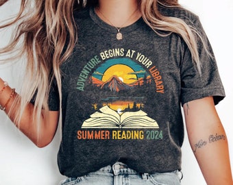 Das Abenteuer beginnt in Ihrer Bibliothek Sommer lesen 2024 Vintage T-Shirt, Bibliothek T-Shirt, Geschenk für Bibliothekarin, Buchliebhaber T-Shirt