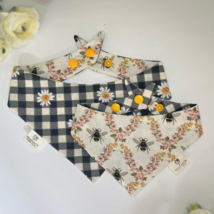 Gingham Daisy and Vintage Floral Bumble Bee Reversible Pet Bandana - Perro y Gato Bandana - Snap Bandana - Bufanda para perros - Regalo para cachorros