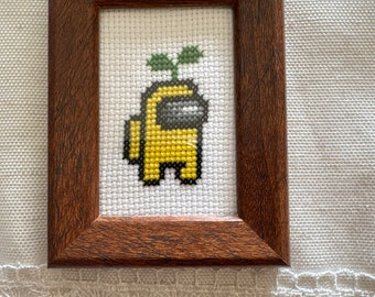 Imagen de punto de cruz del personaje amarillo de Among Us