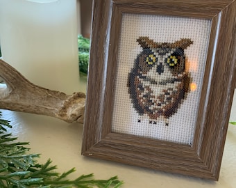 Imagen de punto de cruz de un búho cornudo