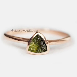 Natürlicher Roh Moldavit Edelstein Ring aus 925 Sterling, zierlicher Moldavit Ring, Meteorit Ring, zertifizierter Moldavit, handgemachter Ring, Geschenk für die Liebe