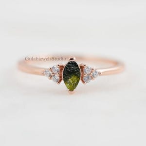 Natürlicher Roh Moldavit Edelstein Ring aus 925 Sterling, zarter Moldavit Ring, handgemachter Ring mit Meteoriten, Geschenk für die Liebe