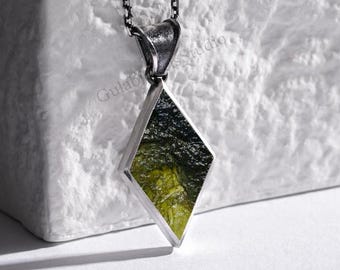 Colgante de moldavita con forma de cometa, collar de plata de ley, joyería artesanal con piedras preciosas.