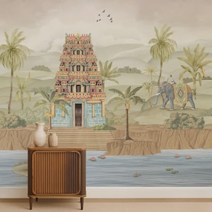Op de afbeelding: Een kleurrijke muurschildering met een Indiase tempel, palmbomen en een olifant met een persoon. De scène speelt zich af in de buurt van een water met waterlelies. Een houten kast met een vaas en een kleine kruik staat op de voorgrond.