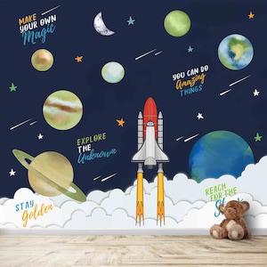 Tapeta do pokoju dziecięcego z motywem kosmosu, planetami, rakietami i motywującymi cytatami, fototapeta do pokoju dziecięcego